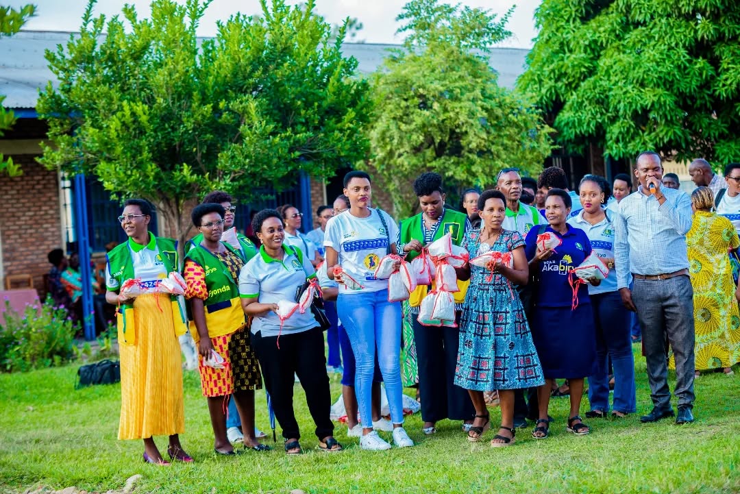 Les femmes de la BCAB S.A. en action pour les jeunes filles à Kinama