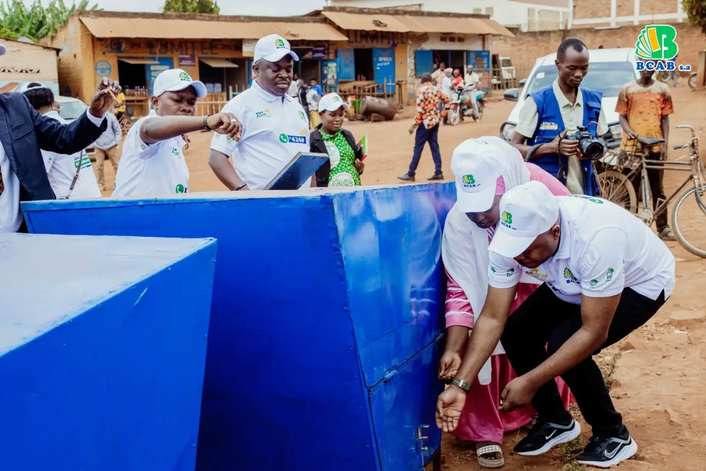 la BCAB S.A. a accompagné la Commune de Karusi, en province de Gitega, à travers le financement de la fabrication et de l’installation de 12 poubelles publiques.