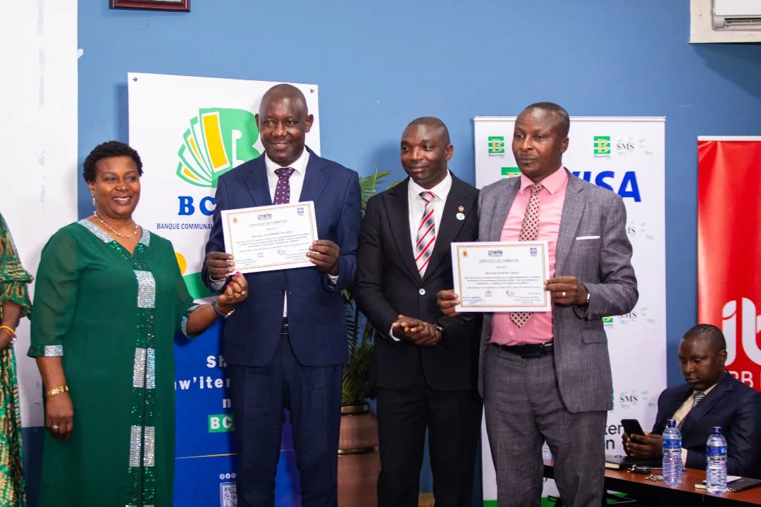 formation dédiée aux institutions financières, notamment les banques, les institutions de microfinance et les coopératives d’épargne et de crédit (COOPEC).
